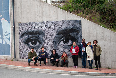 immagine dell'opera di street art con gli artisti e le autorità politiche